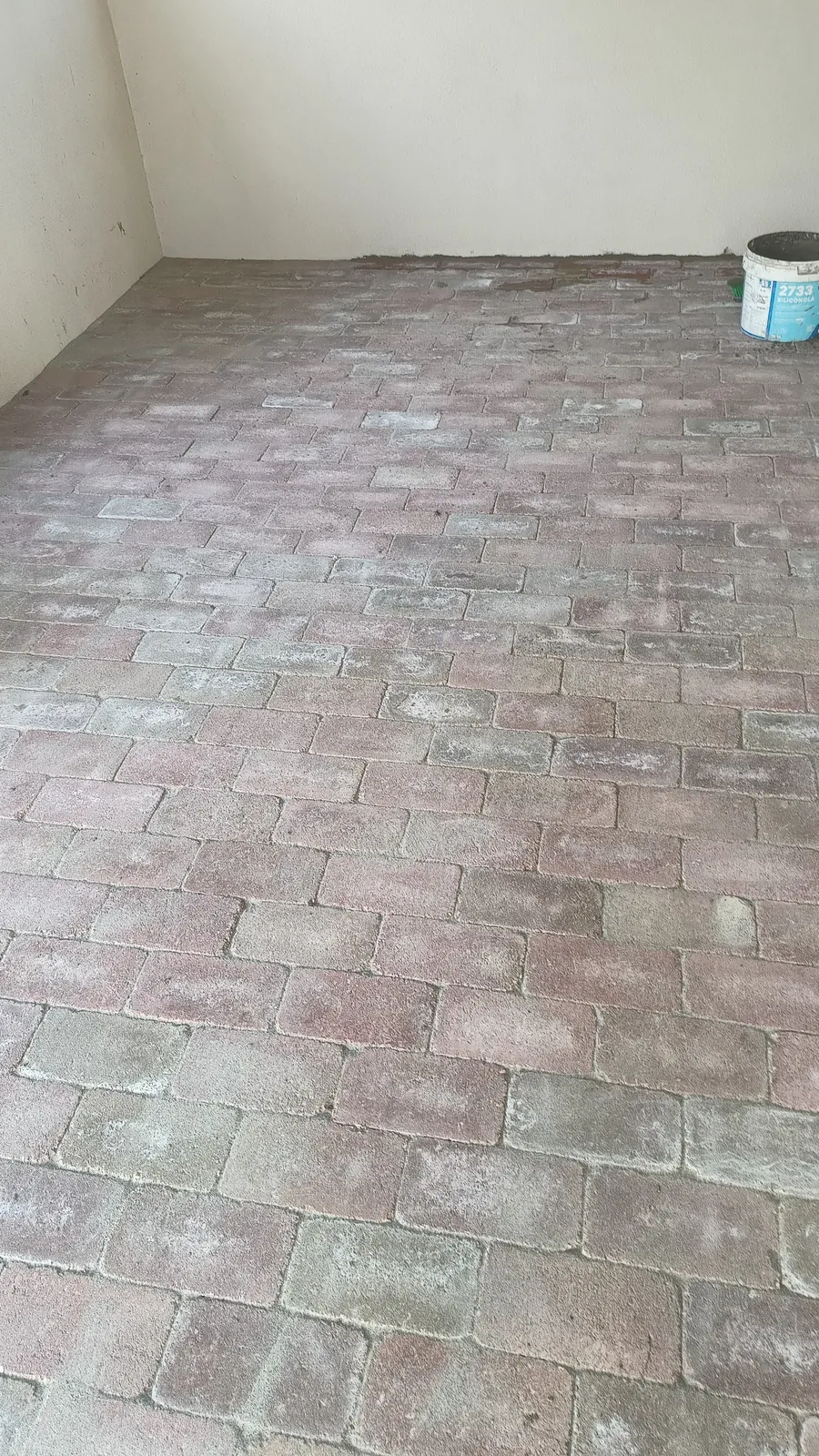 Térkövezett járda halszálka mintában