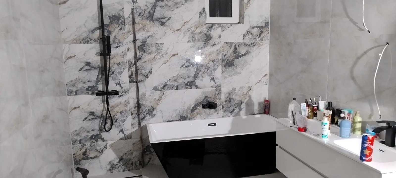 Fürdőszoba burkolása márványhatású lappal
